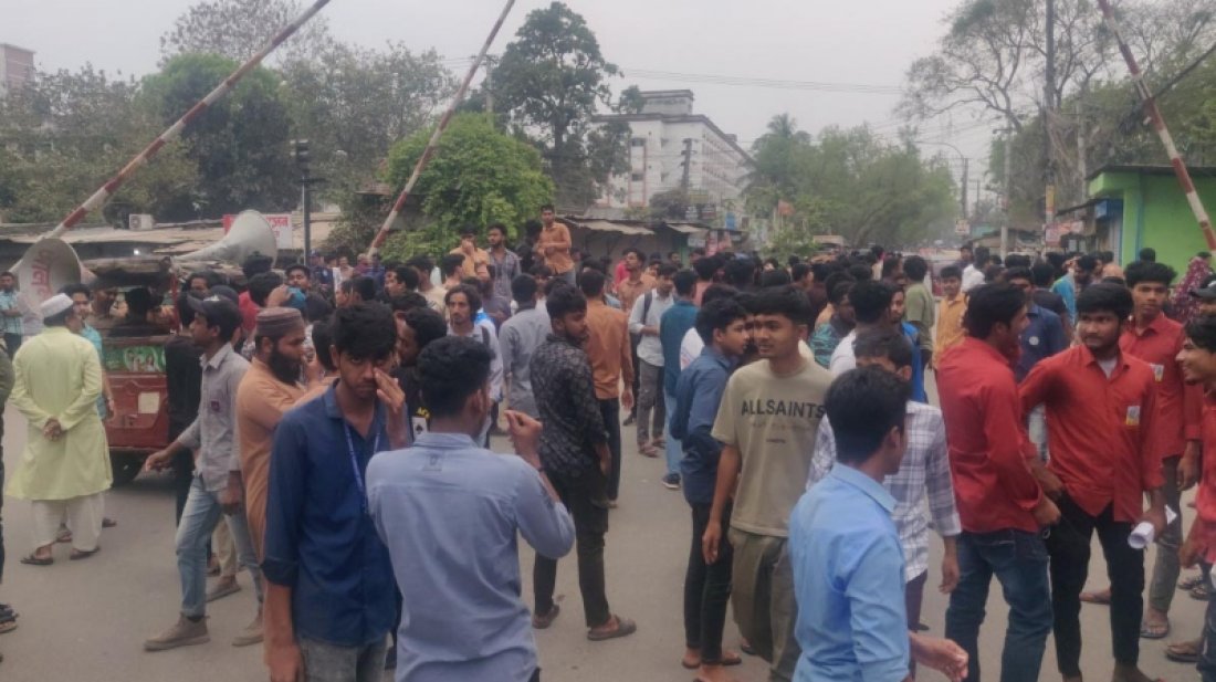 দিনাজপুরে শিক্ষার্থীদের অবরোধে আটকা পড়ল দুই ট্রেন